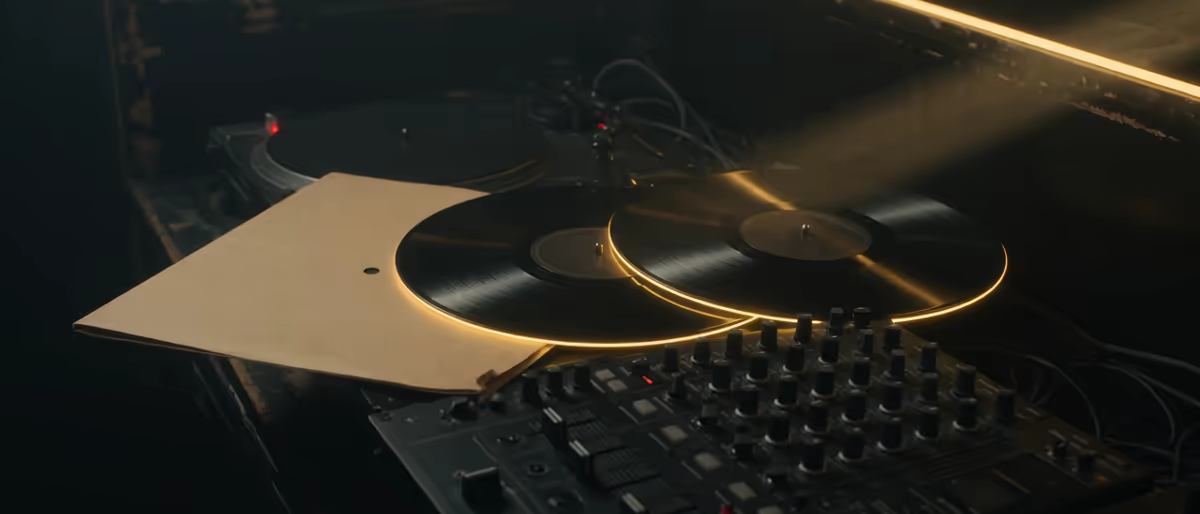 Label Traxsource Human-Made vs AI-Assisted: Aturan Toko DJ 2026